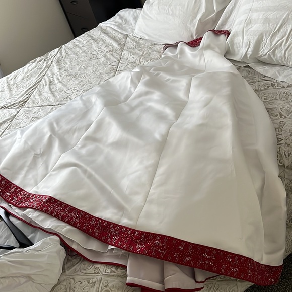 Strapless White dress with red trim. Purchased and never worn size 8. NWT - Picture 2 of 5